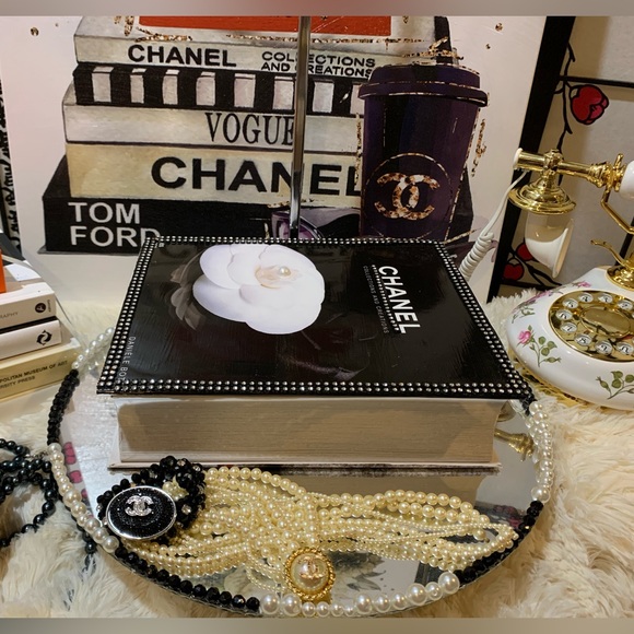 STUNNING 😍 NEW Chanel cosmetics sack with samples and Storage book( handmade) - Picture 3 of 16